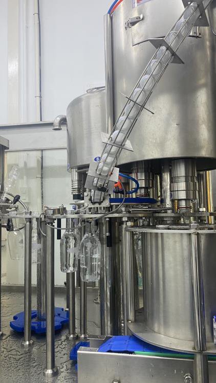 Rotary water filling machine