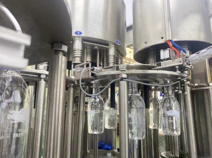 Rotary filling heads with bottles